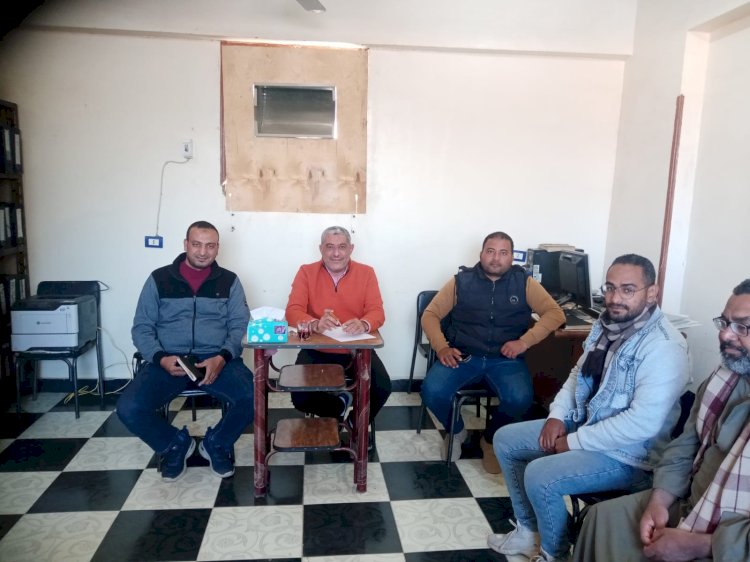 مشروع ورقة وقلم على طاولة جمعية مصر المحروسة بلدي لدعم التعليم بأرمنت