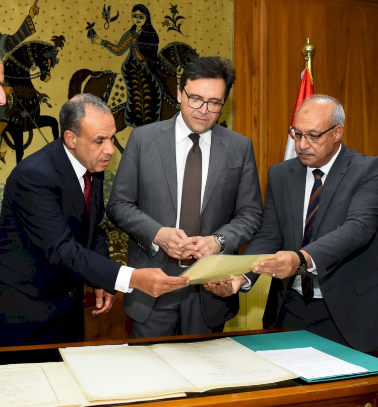 فى زيارة لدار الكتب والوثائق القومية.. عبدالعاطي يتسلم وثائق ومستندات وخرائط تاريخية بعد ترميمها