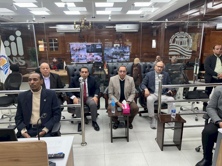 لليوم الثاني علي التوالي محافظ قنا يتابع أعمال فتح اللجان الانتخابية بجولة الإعادة