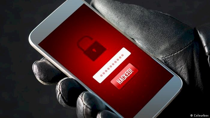 اختراق هاتف كاتم أسرار نتنياهو.. نفي رسمي وتأكيد من الهاكرز