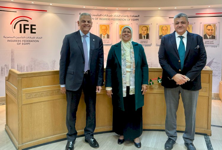 تكريم المهندسة/ نفيسة هاشم على هامش إجتماع الجمعية العمومية للمجمعة المصرية لتأمين المسئولية المدنية عن اخطار أعمال البناء