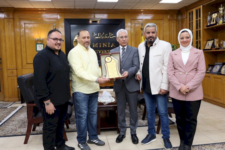 رئيس جامعة المنيا يستقبل وفدًا من الطلاب الوافدين