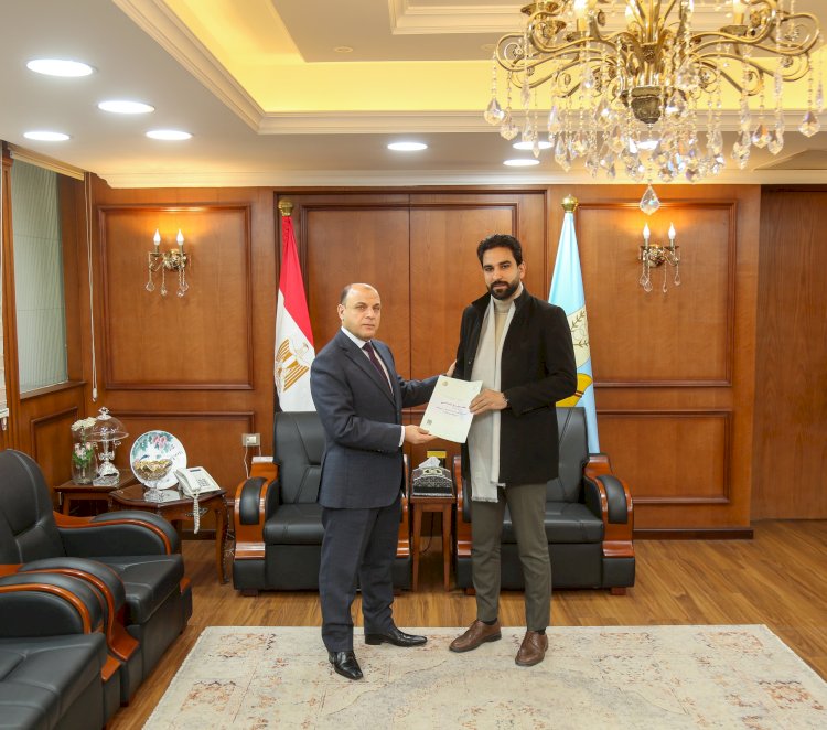 محافظ كفرالشيخ يُسلّم 9 عقود تقنين أراضي أملاك دولة للمستفيدين