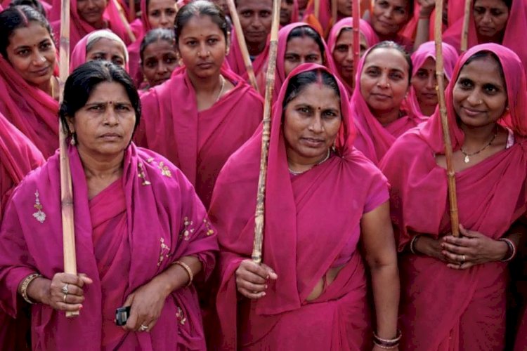 أسماء إسماعيل تكتب :حين قررت نساء الهند مواجهة العنف بالعصا الوردية