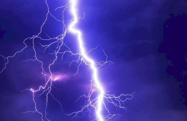 صاعقة تضرب طائرة فريق مكابي لكرة السلة في تل أبيب