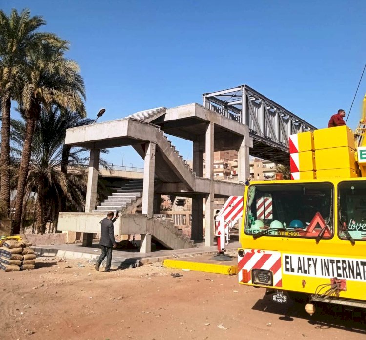 محافظ سوهاج يتابع استكمال كوبري مشاة الثلاث كباري تمهيدًا لافتتاحه