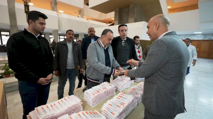 محافظ أسيوط يتسلم تبرعًا بـ20 ألف سرنجة دقيقة لدعم التأمين الصحي