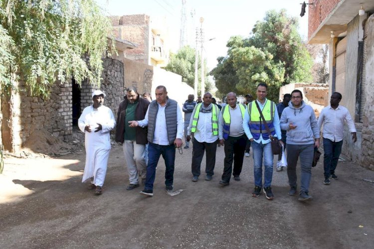 محافظ أسوان: لجنة مشتركة لتنفيذ الحلول العاجلة في منطقة الكرور