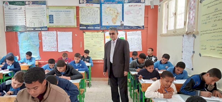 أبو عايد يتفقد امتحانات أبوتشت.. الانضباط والمهنية تسيطر على كل لجنة