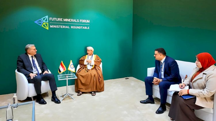 وزير البترول  يبحث تبادل الخبرات في مجال التعدين مع سلطنة عُمان