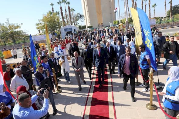 محافظ أسوان يقوم بإيقاد الشعلة أمام رمز الصداقة احتفالا بالعيد الـ 55 للمحافظة