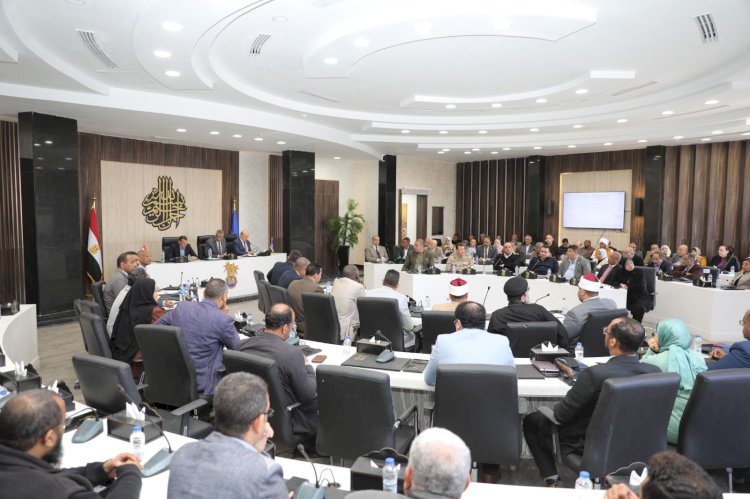 محافظ أسوان يشدد على التعامل الفورى والحاسم مع مخالفات البناء