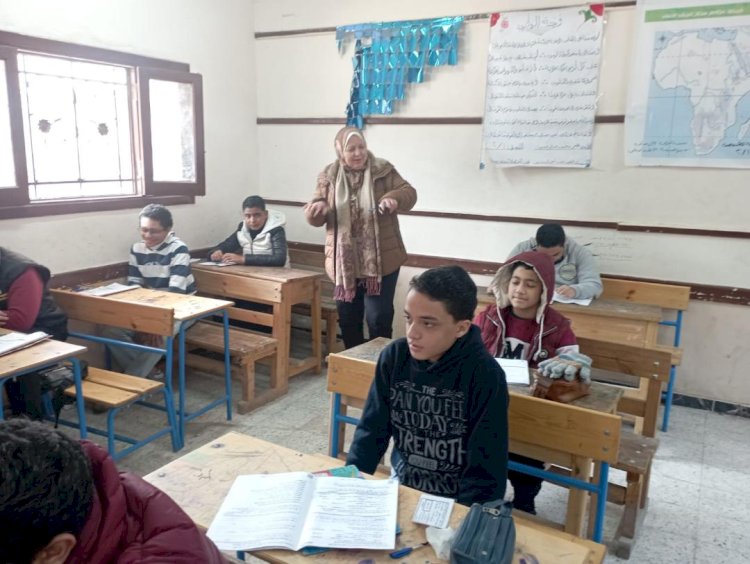 وكيل وزارة التربية والتعليم ببني سويف تتفقد لجان امتحانات الشهادة الإعدادية