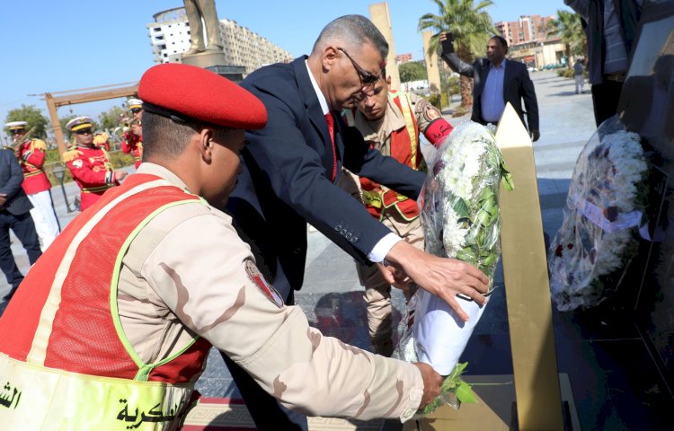 محافظ أسوان يضع إكليل الزهور على النصب التذكارى في إحتفالات العيد القومى