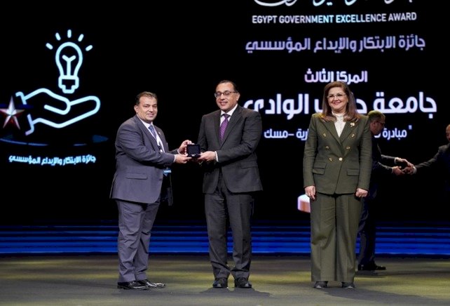 كيف حققت جامعة قنا الانضباط والحوكمة الإلكترونية داخل الحرم الجامعي؟