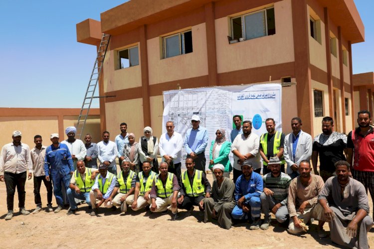 محافظ أسوان يعطى إشارة بدء التشغيل التجريبى لمحطة الطوناب للصرف الصحى