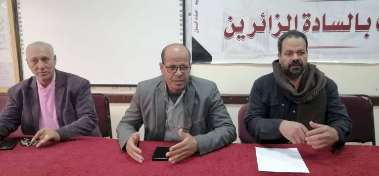 مدير تعليم فرشوط يجتمع مع رؤساء لجان الشهادة الإعدادية بديوان الإدارة التعليمية