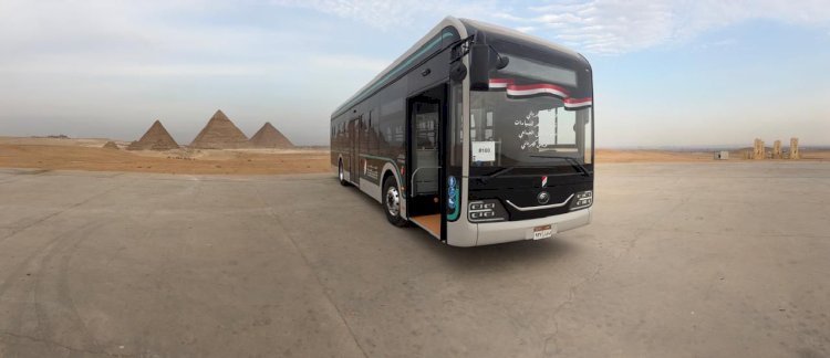 أتوبيس النصر للسيارات الكهربائي ينقل زوار أهرامات الجيزة