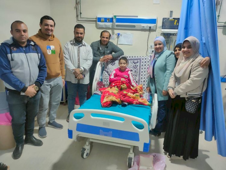 ممر شرفي ودموع فرح بمستشفى الفشن المركزى لطفلة تعافت بعد 60 يومًا