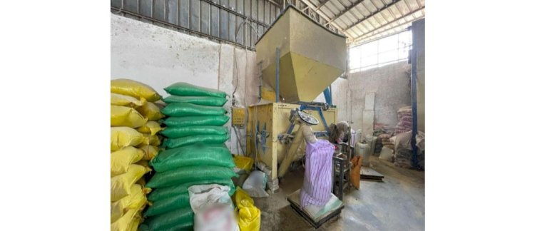 ضبط مصنع ومخزنين "بدون ترخيص" لتصنيع الأعلاف والأسمدة المغشوشة بالبحيرة