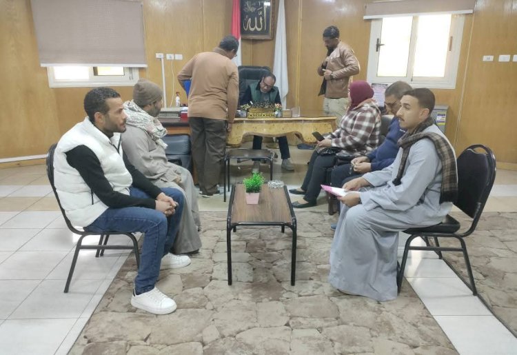 اشرف انور رئيس مدينة قنا يتابع شكاوى المواطنين ويوجه بحلها بشكل عاجل