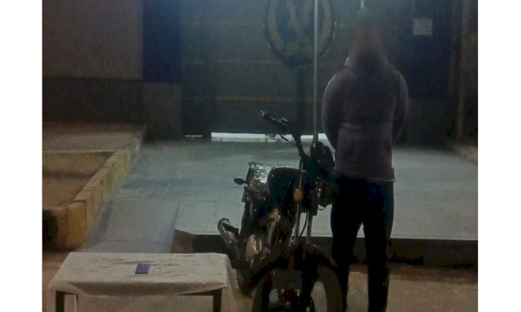 ضبط المتهم بسرقة حقيبة ربة منزل بالقاهرة