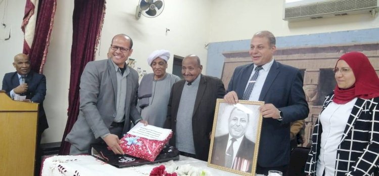 مدير تعليم فرشوط يشهد تكريم الأستاذ هاني عنتر الصابر