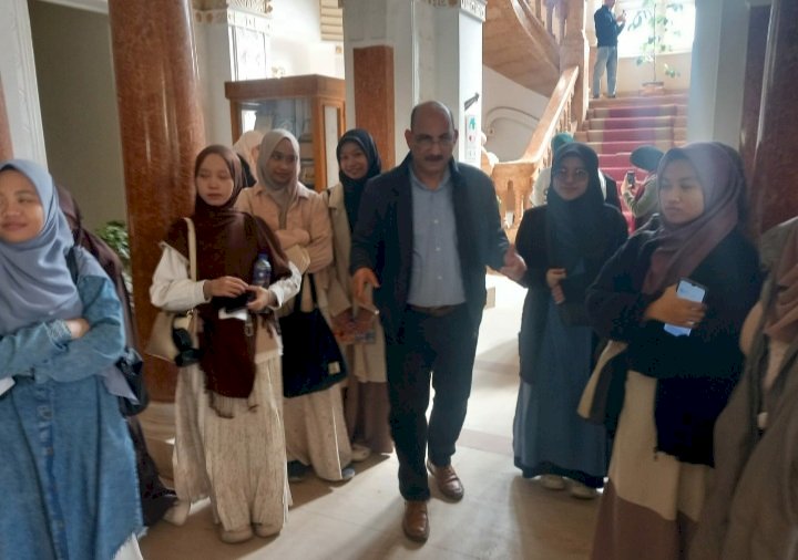 يحيى رياض يستقبل طلاب إندونيسيا بجامعة الأزهر بجولة ثقافية بمكتبة القاهرة