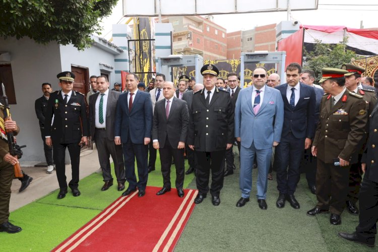 محافظ كفرالشيخ يضع إكليل الزهور على النصب التذكاري لشهداء الشرطة