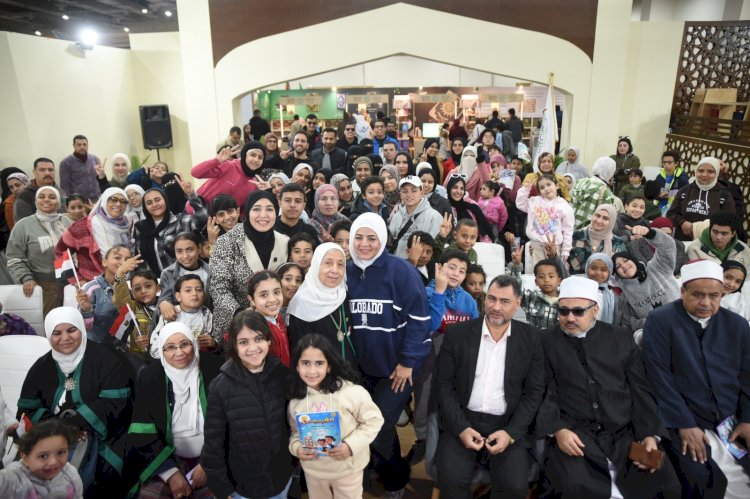 المجلس الأعلى للشئون الإسلامية يقدم عرضًا تربويًّا بجناح معرض الكتاب