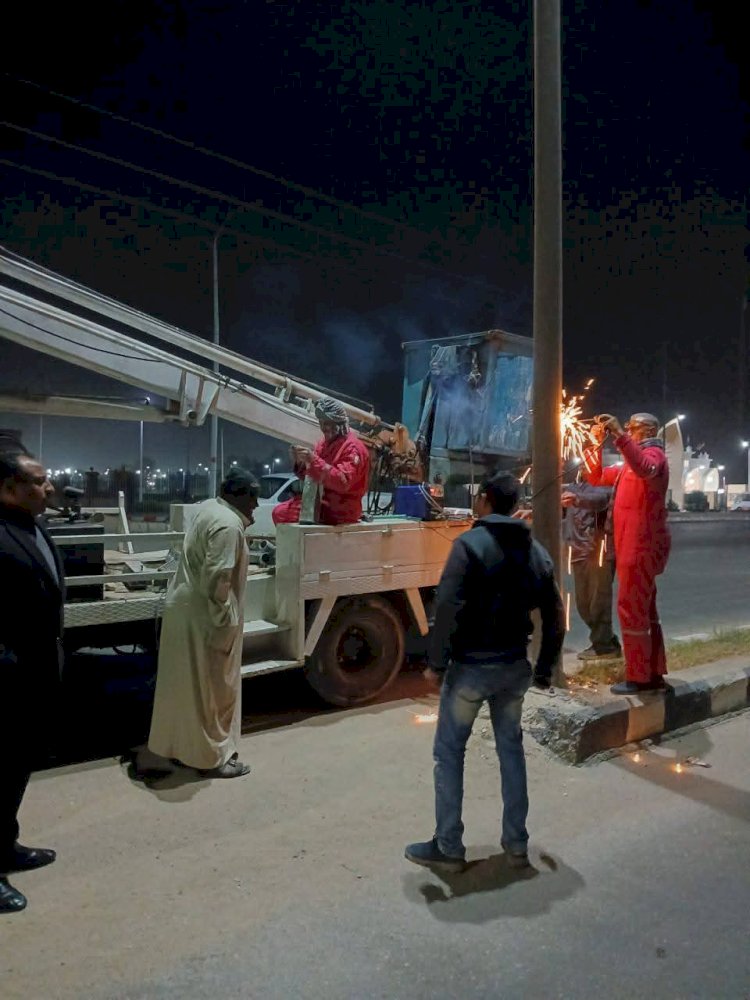 متابعة صيانة كشافات الإنارة ومراجعة الأعمدة المتهالكة بنطاق مركز قنا