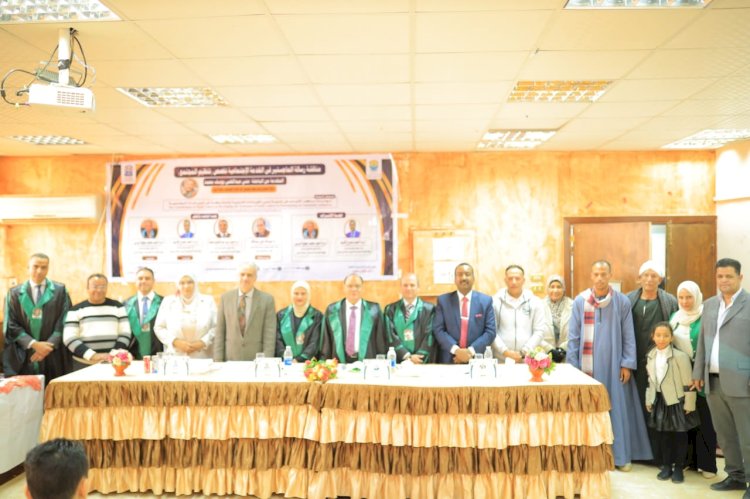رئيس جامعة أسوان يشهد رسالة ماجستير عن مراكز الشباب وتنمية القيادات الشبابية