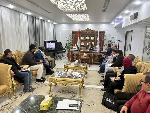 محافظ قنا يناقش أعمال التقدم في إعداد دليل "الهوية البصرية"