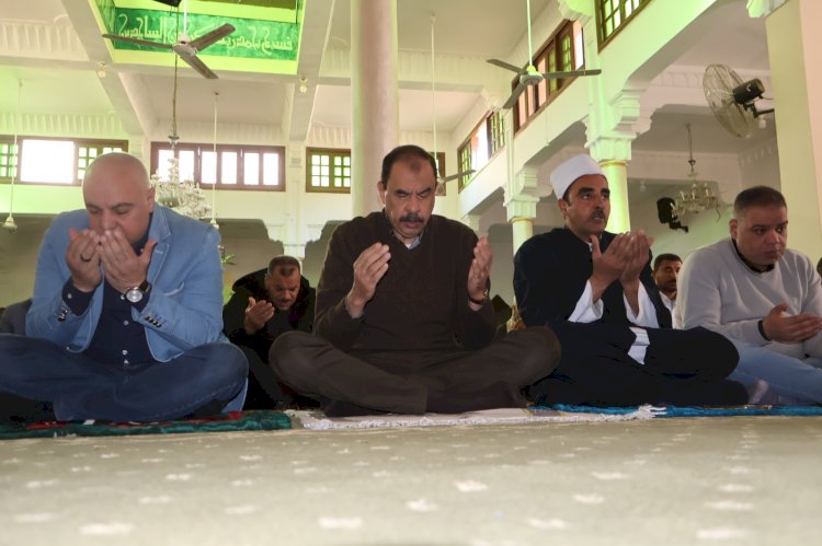 محافظ سوهاج يؤدي صلاة الجمعة بمسجد الشرطة ويلتقي المواطنين عقب الصلاة