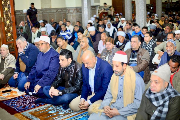 نائب محافظ سوهاج يؤدي صلاة الجمعة بمسجد العارف بالله