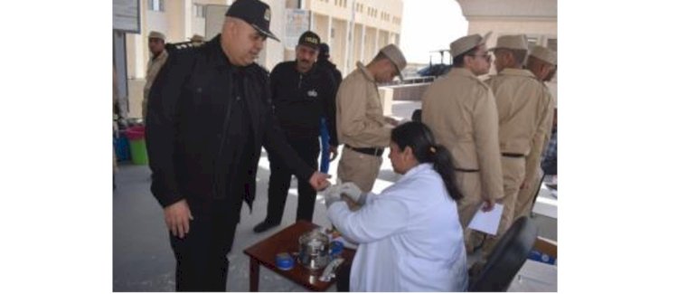 رجال الشرطة يتبرعون بدماءهم للمرضي بمديرية أمن البحر الأحمر
