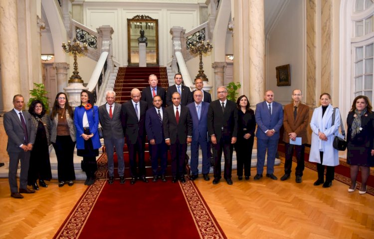 وزير الخارجية يلتقي أعضاء اللجنة الوطنية لآلية مراجعة النظراء الأفريقية