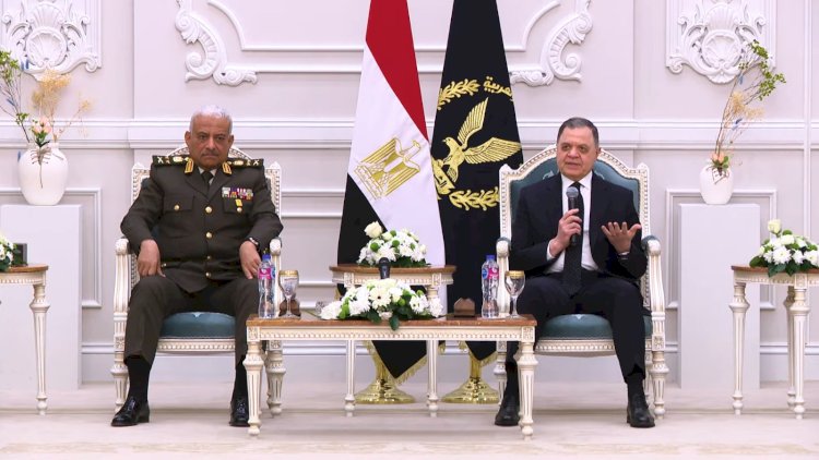 وزير الدفاع يقدم التهنئة لوزير الداخلية بعيد الشرطة ال"٧٤"