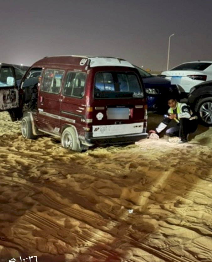 الاجهزة الامنية تستخرج سيارة مواطن من الرمال بالقاهرة