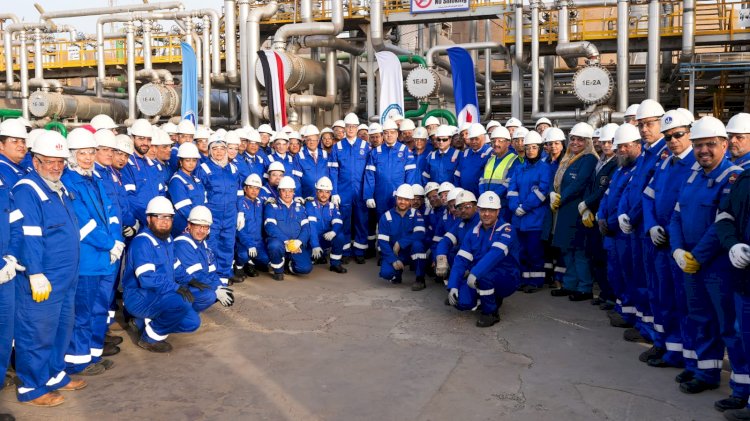 وزير البترول  يجري حوارا مع العاملين بشركة القاهرة لتكرير البترول