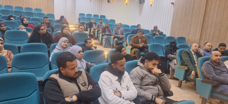 تعزيز التواصل الأكاديمي لطلاب الفرقة الأولى بجامعة جنوب الوادي الأهلية