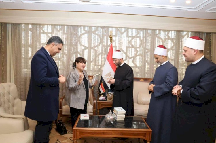 وزير الأوقاف يستقبل الكاتبة مريم توفيق