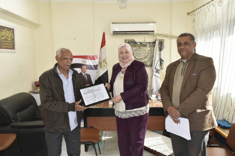 ابن بني سويف عطية شعبان ينجح في الصف الاول الإعدادي في عمر 74 عامًا