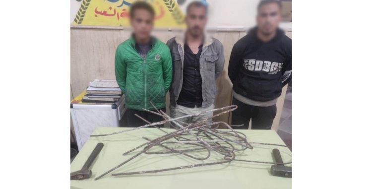 ضبط المتهمين  بسرقة الحديد الخاص بالحواجز الخرسانية بالإسكندرية