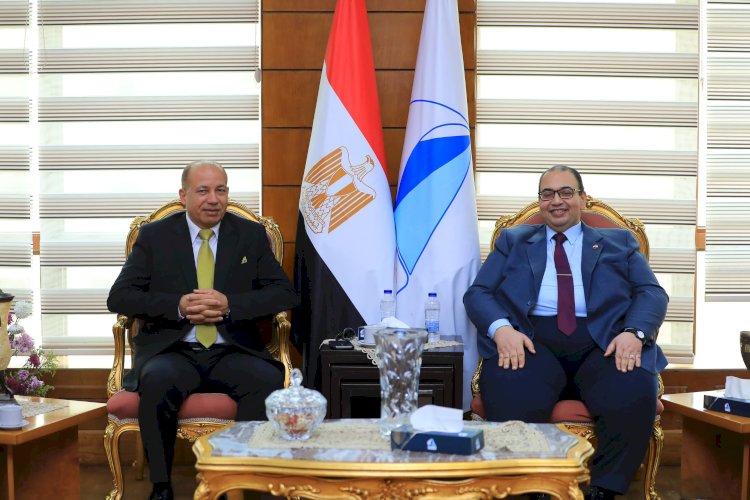 رئيس جامعة كفر الشيخ يستقبل رئيس جامعة المنصورة لبحث سبل التعاون بين الجامعتين