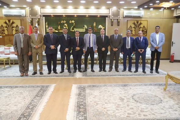 رئيس جامعة قنا يستقبل وفد وزارة المالية لبحث سبل تعزيز الحوكمة