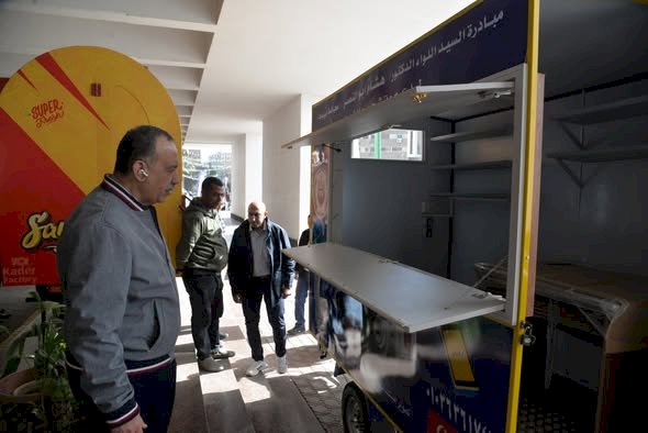 محافظ أسيوط يسلم مشروع مكتبة متنقلة لأحد شباب الخريجين