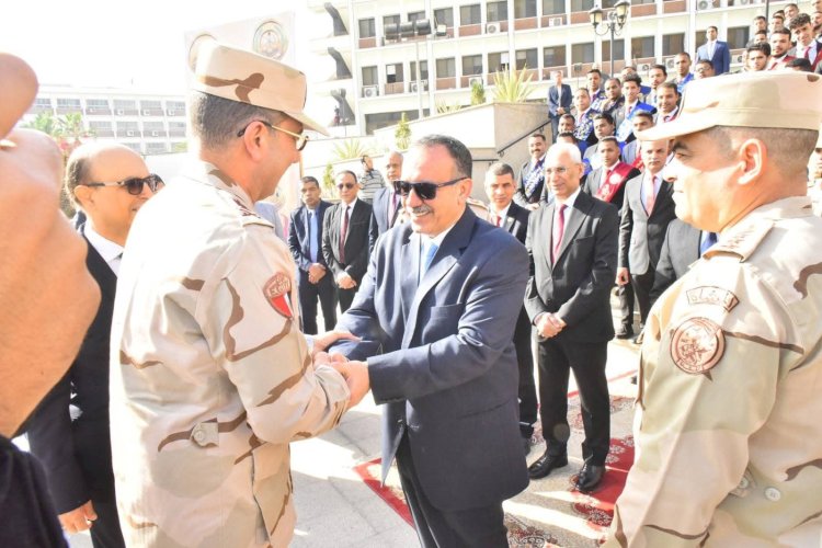 محافظ أسيوط وقائد قوات الدفاع الشعبي يشهدان الندوة التثقيفية الثامنة بجامعة أسيوط