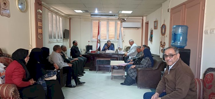 مدير تعليم ابو تشت  يبحث مع  مجلس الأمناء سبل دعم التعليم والمشاركة المجتمعية