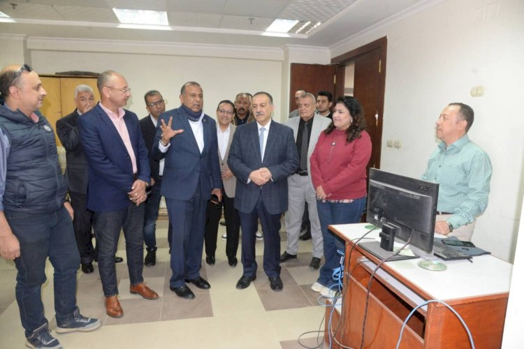 محافظ أسيوط يتابع جاهزية إطلاق مبادرة ريادة الأعمال بالغرفة التجارية